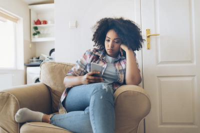 Womanusingsmartphone